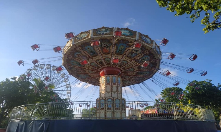 O acidente aconteceu quando um dos assentos do brinquedo chamado de "Wave Swinger" se soltou