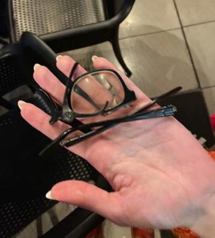Os &ograve;culos da v&iacute;itma foram quebrados na agress&atilde;o em restaurante/Foto: rede social