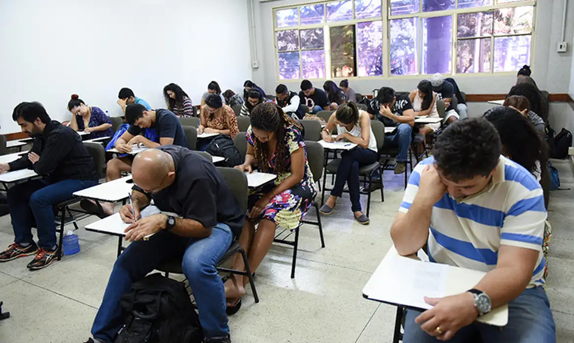 Também foram divulgados os resultados do Encceja Exterior e da versão do exame para jovens e adultos submetidos a penas privativas de liberdade (PPL) no exterior/Foto: Divulgação/MEC Também foram divulgados os resultados do Encceja Exterior e da versão do exame para jovens e adultos submetidos a penas privativas de liberdade (PPL) no exterior/Foto: Divulgação/MEC