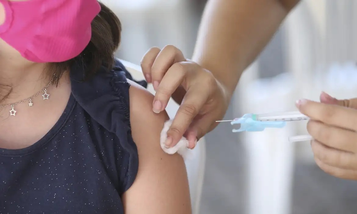 Municípios chamam a população para completar o esquema vacinal diante do aumento de casos