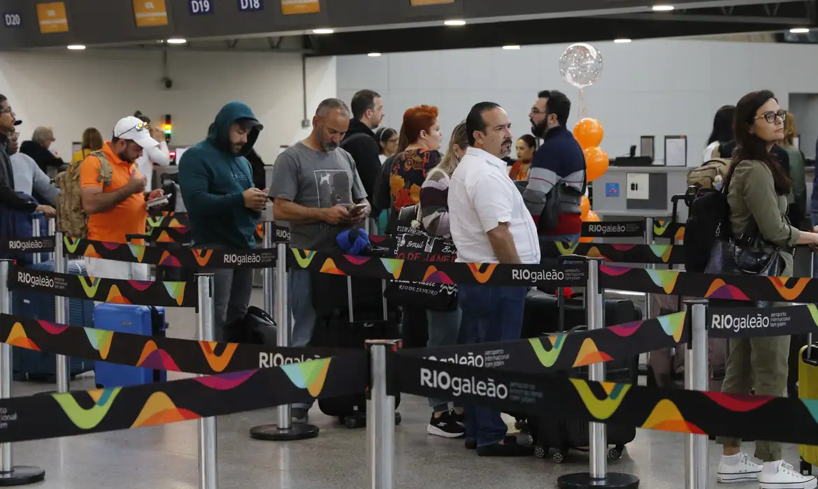 No Galeão, é esperada uma movimentação de 245.775 mil passageiros somente entre os dias 28/12/23 e 02/01/24 (Foto: Fernando Frazão/Agência Brasil) No Galeão, é esperada uma movimentação de 245.775 mil passageiros somente entre os dias 28/12/23 e 02/01/24/Foto: Fernando Frazão/Agência Brasil