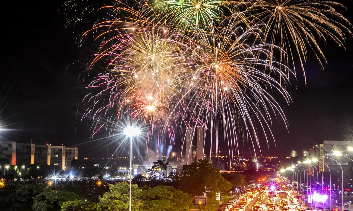 Queimaduras por fogos de artifício podem ser graves e até mesmo fatais/Foto: Marcello Casal Jr/Agência Brasil Queimaduras por fogos de artifício podem ser graves e até mesmo fatais/Foto: Marcello Casal Jr/Agência Brasil