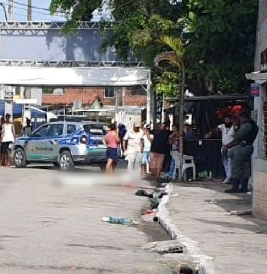 A vítima fatal tinha 25 anos e foi encontrada sem vida em via pública com lesões provocadas por arma de fogo, no pescoço e nuca./Foto: Reprodução/ Redes sociais A vítima fatal tinha 25 anos e foi encontrada sem vida em via pública com lesões provocadas por arma de fogo, no pescoço e nuca./Foto: Reprodução/ Redes sociais