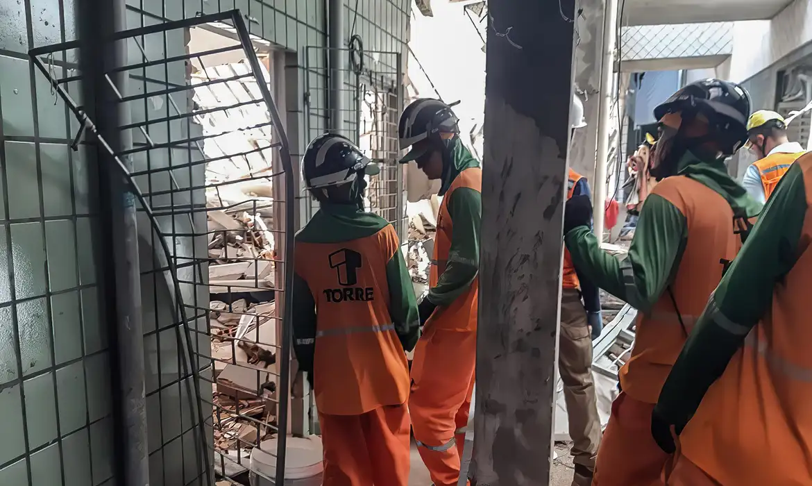 Bombeiros estão há mais 34 horas trabalhando nos escombros de parte do edifício/Foto: Ascom Emsurb/Divulgação Bombeiros estão há mais 34 horas trabalhando nos escombros de parte do edifício/Foto: Ascom Emsurb/Divulgação