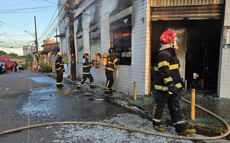 Bombeiros foram acionados para combater chamas em mercadinho no Recife/Foto: Corpo de Bombeiros/Divulgação Bombeiros foram acionados para combater chamas em mercadinho no Recife/Foto: Corpo de Bombeiros/Divulgação