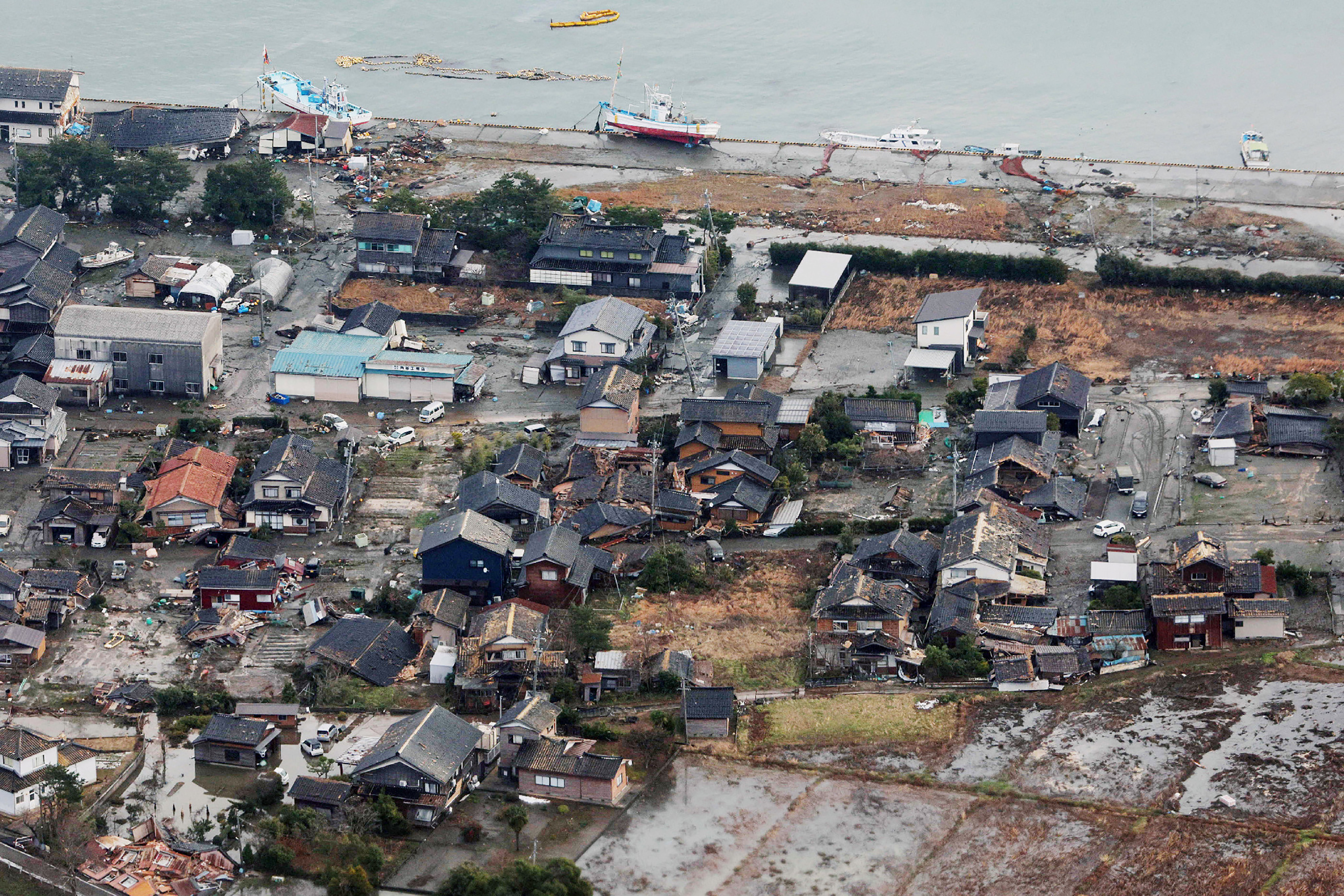 Esta foto aérea fornecida pela Jiji Press mostra danos na cidade de Suzu, Ishikawa/Crédito: STR / JIJI PRESS / AFP Esta foto aérea fornecida pela Jiji Press mostra danos na cidade de Suzu, Ishikawa/Crédito: STR / JIJI PRESS / AFP