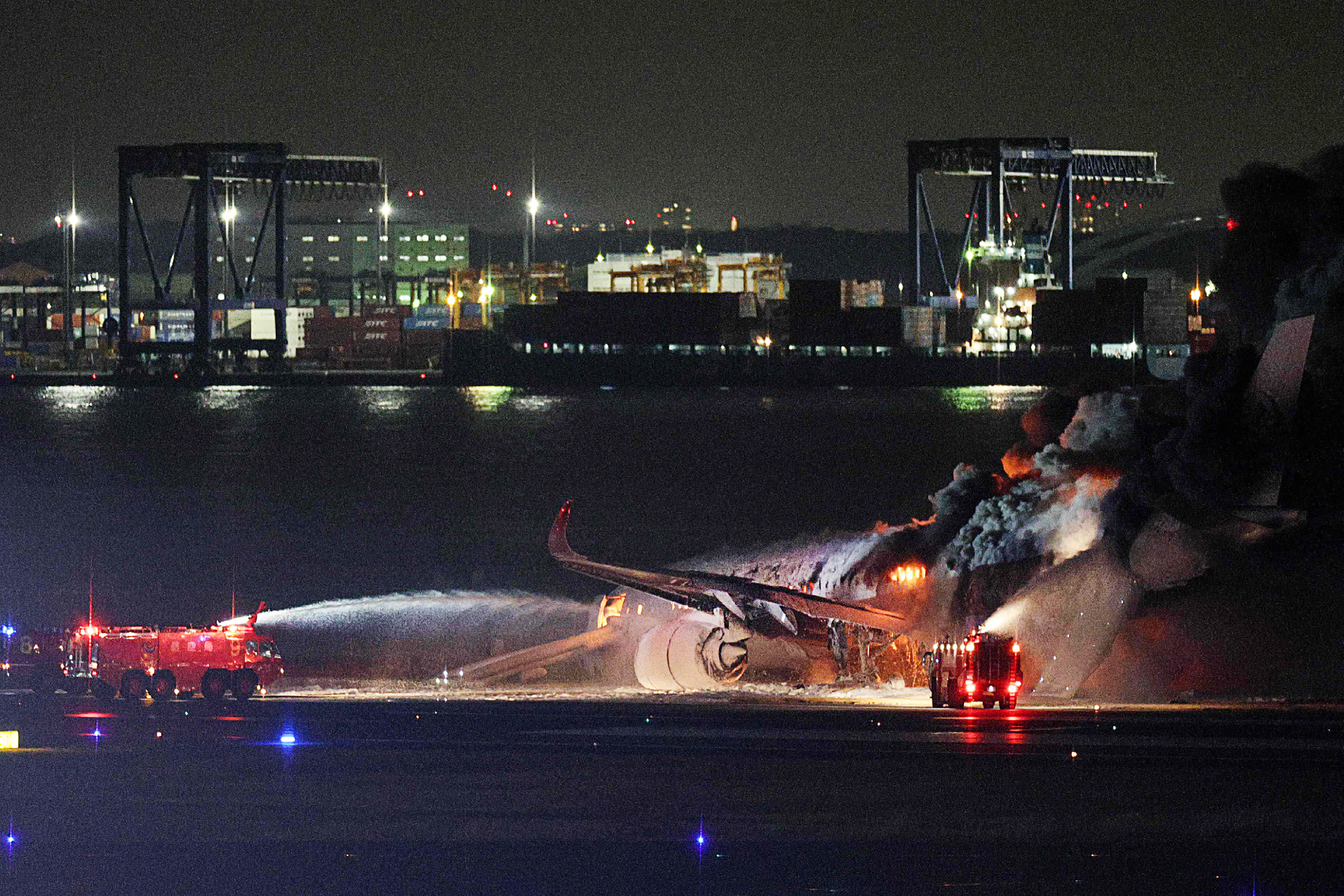 Dois aviões se colidiram no Aeroporto de Tóquio/Crédito: STR / JIJI PRESS / AFP Dois aviões se colidiram no Aeroporto de Tóquio/Crédito: STR / JIJI PRESS / AFP