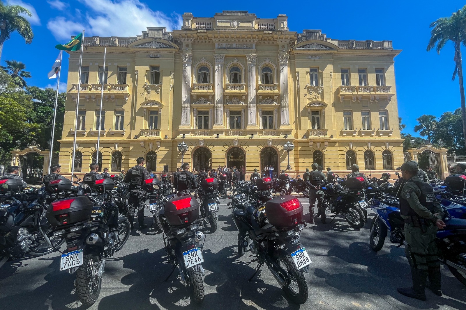 Solenidade de entrega de motos aconteceu na frente do Palácio do Campo das Princesas