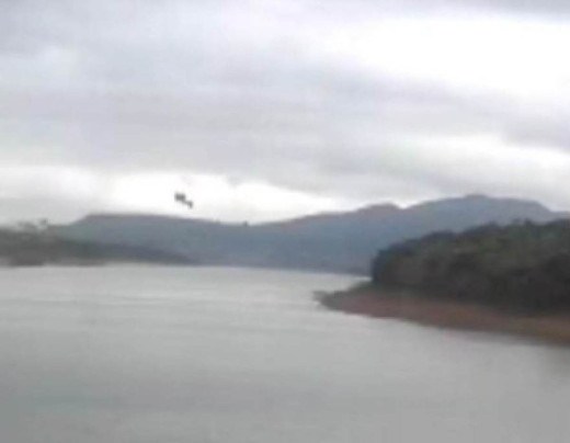 Helicóptero caiu no Lago de Furnas/Crédito: Reprodução/Redes sociais Helicóptero caiu no Lago de Furnas/Crédito: Reprodução/Redes sociais