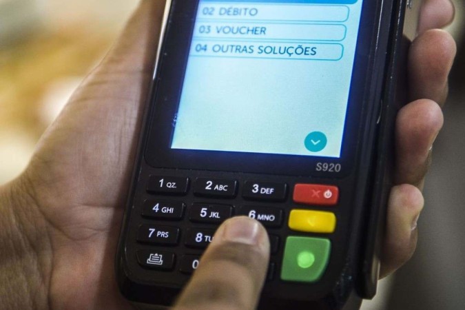 A modalidade de crédito é ativada automaticamente quando o cliente não paga o valor total da fatura até a data do vencimento e é a mais cara do país, com juros que chegam a 431,6% ao ano em 2023/foto: Marcello Casal Jr/Agência Brasil A modalidade de crédito é ativada automaticamente quando o cliente não paga o valor total da fatura até a data do vencimento e é a mais cara do país, com juros que chegam a 431,6% ao ano em 2023/foto: Marcello Casal Jr/Agência Brasil