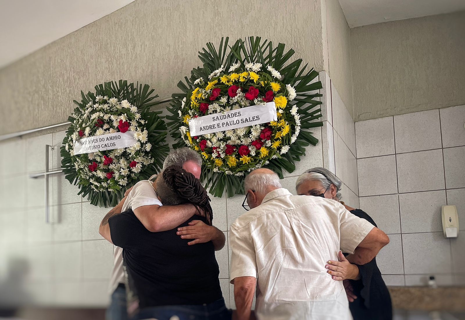 Parentes e amigos se despediram de Ivan Maur&iacute;cio/Foto: Romulo Chico