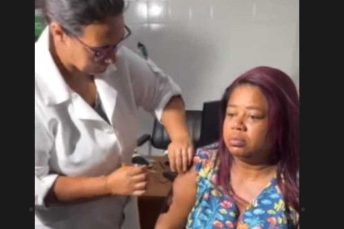 A primeira brasileira a receber a vacina foi Francisleine Costa, mãe do adolescente Julio Cesar da Costa, que morreu vítima da dengue no ano passado/foto: Reprodução A primeira brasileira a receber a vacina foi Francisleine Costa, mãe do adolescente Julio Cesar da Costa, que morreu vítima da dengue no ano passado/foto: Reprodução