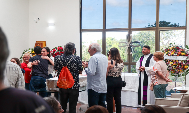 Familiares e amigos se reuniram para se despedir do crítico/Foto: Ruan Pablo/DP Foto