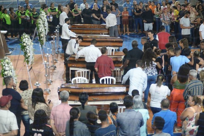 Vel&oacute;rio coletivo dos corpos dos quatro jovens mortos em uma BMW em Balne&aacute;rio Cambori&uacute;, SC/foto: Ed Alves/CB