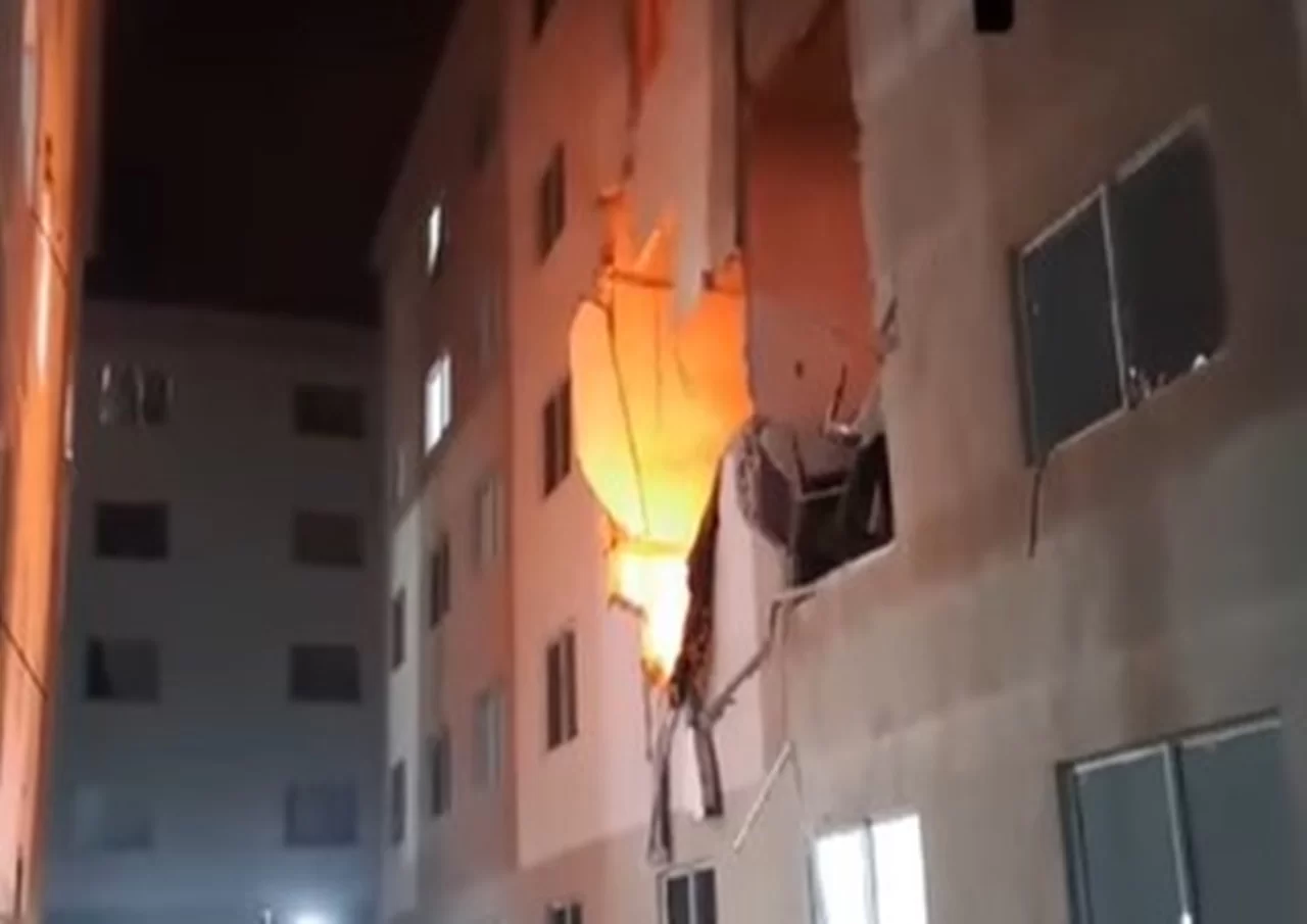 Duas torres do condomínio foram interditadas e seus moradores levados para abrigos/Crédito: Reprodução/ Facebook