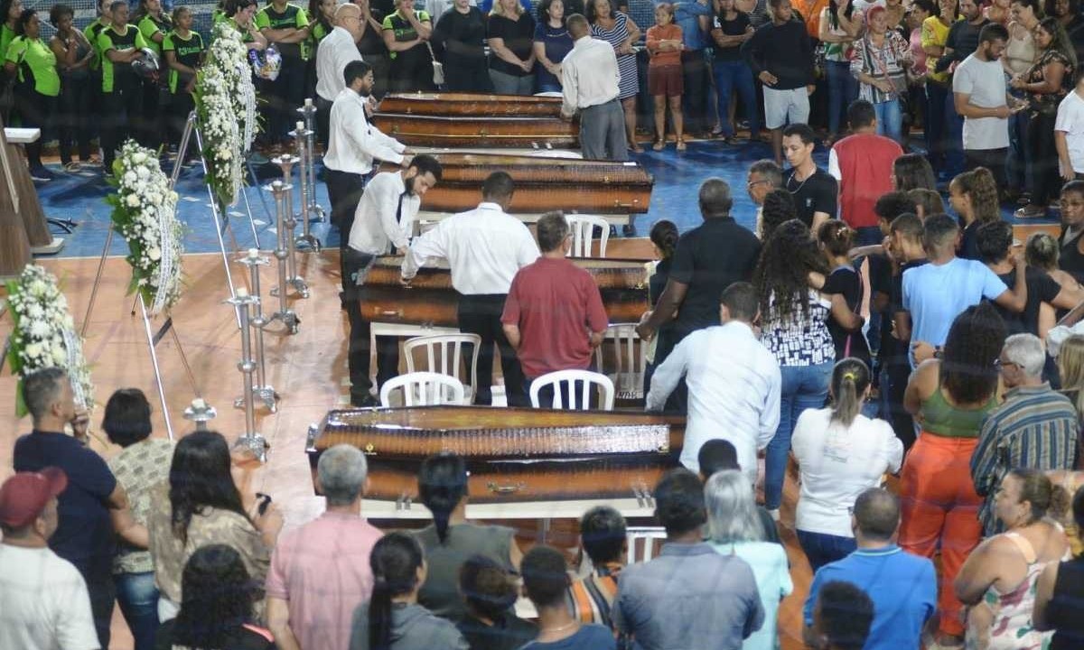 Velório estava marcado para a manhã desta quarta (3/1), mas teve que ser transferido para a noite por causa de problemas no translado dos corpos/Crédito: Ed Alves/CB/DA PRESS Velório estava marcado para a manhã desta quarta (3/1), mas teve que ser transferido para a noite por causa de problemas no translado dos corpos/Crédito: Ed Alves/CB/DA PRESS