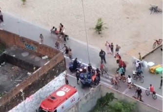 Queda aconteceu na praia de Piedade, em Jaboatão dos Guararapes/Reprodução/Redes sociais Queda aconteceu na praia de Piedade, em Jaboatão dos Guararapes/Reprodução/Redes sociais