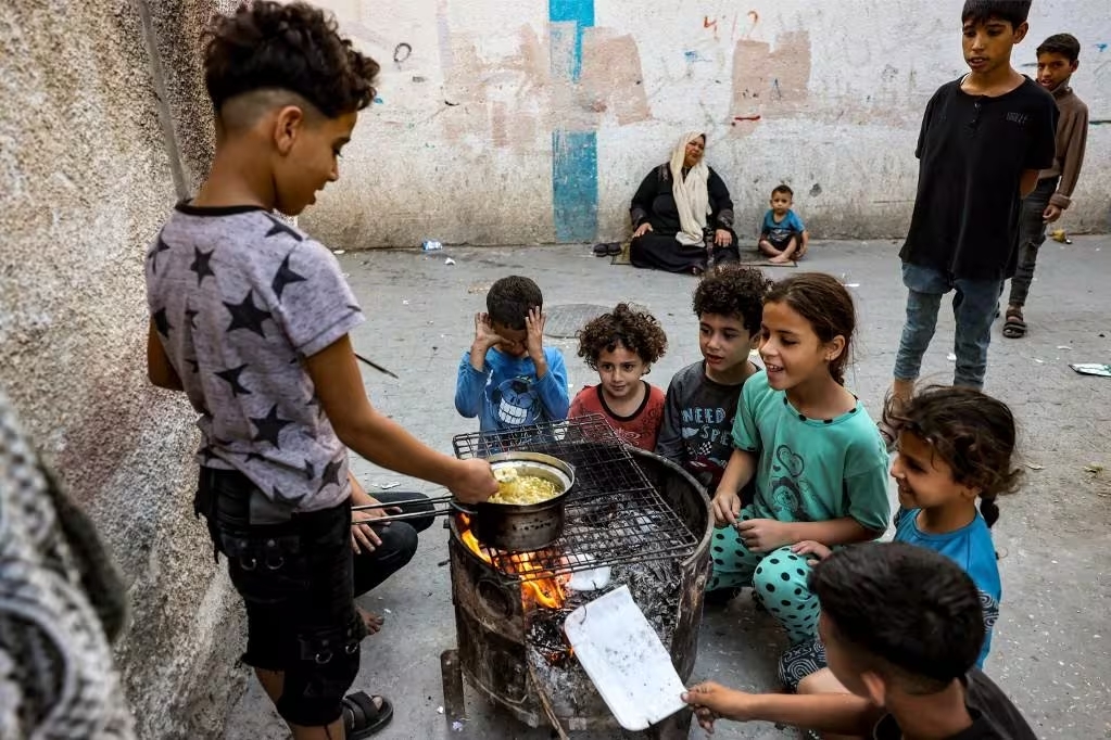 1,1 milhão de crianças na Faixa de Gaza correm risco de vida devido ao aumento de doenças evitáveis e à falta de água e alimentos/Foto: MOHAMMED ABED / AFP 1,1 milhão de crianças na Faixa de Gaza correm risco de vida devido ao aumento de doenças evitáveis e à falta de água e alimentos/Foto: MOHAMMED ABED / AFP