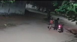 Mulher foi morta depois de descer da moto/Foto: Redes Sociais