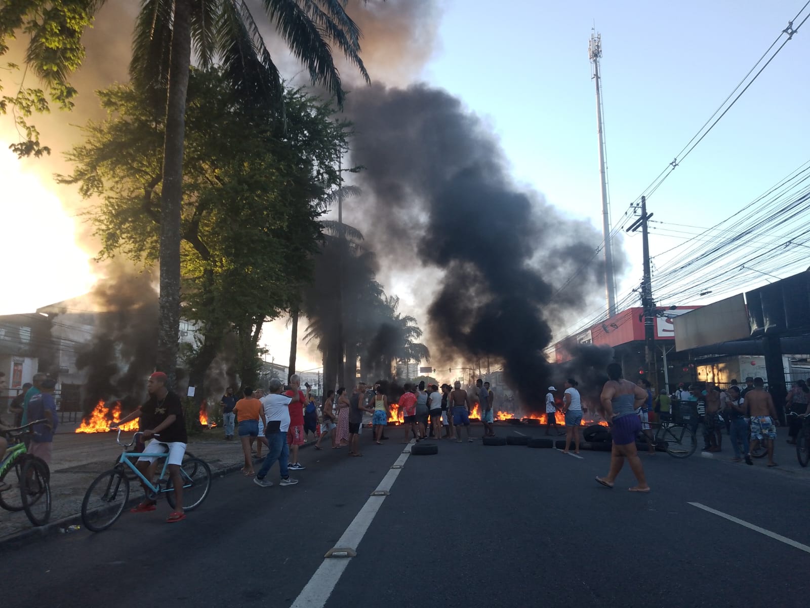 Chamas j&aacute; est&atilde;o sendo controladas pelos bombeiros/Foto: Wilson Maranh&atilde;o/DP