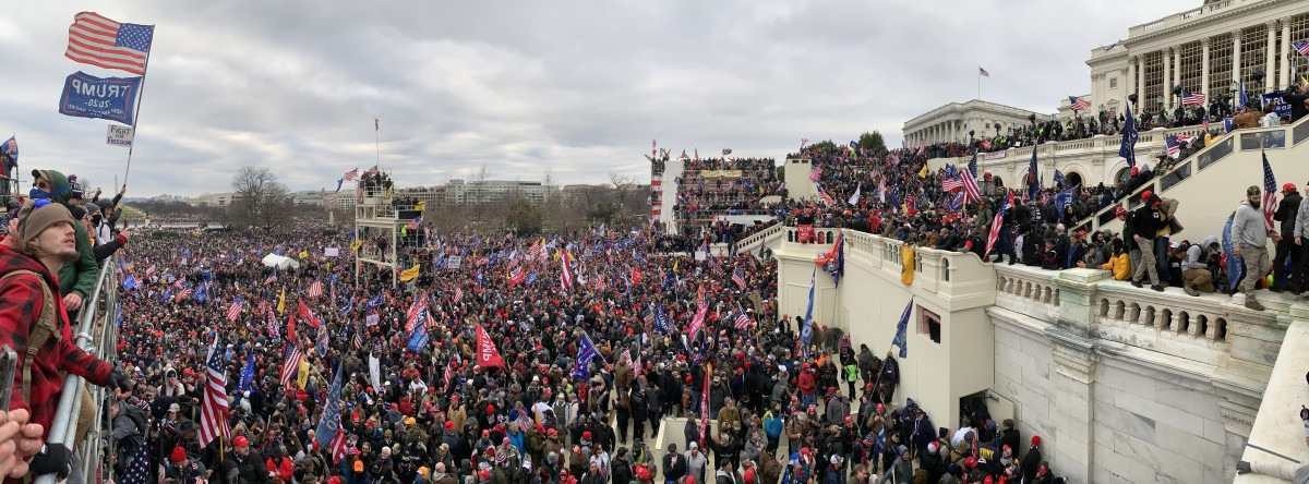 A multidão de simpatizantes de Trump durante a invasão ao Capitólio, em 6 de janeiro de 2021/foto: Nick Quested A multidão de simpatizantes de Trump durante a invasão ao Capitólio, em 6 de janeiro de 2021/foto: Nick Quested