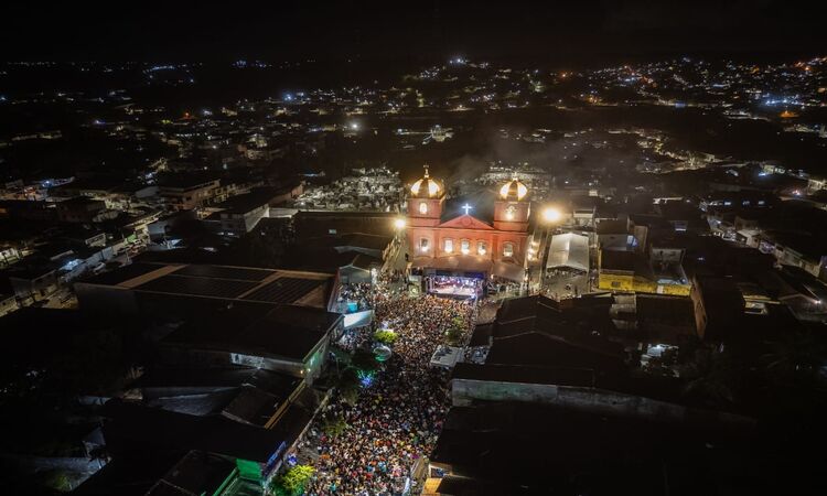 A praça em frente à igreja de Santo Amaro virou ponto de encontro entre fiéis, famílias e visitante/Foto Aérea/Divulgação A praça em frente à igreja de Santo Amaro virou ponto de encontro entre fiéis, famílias e visitante/Foto Aérea/Divulgação