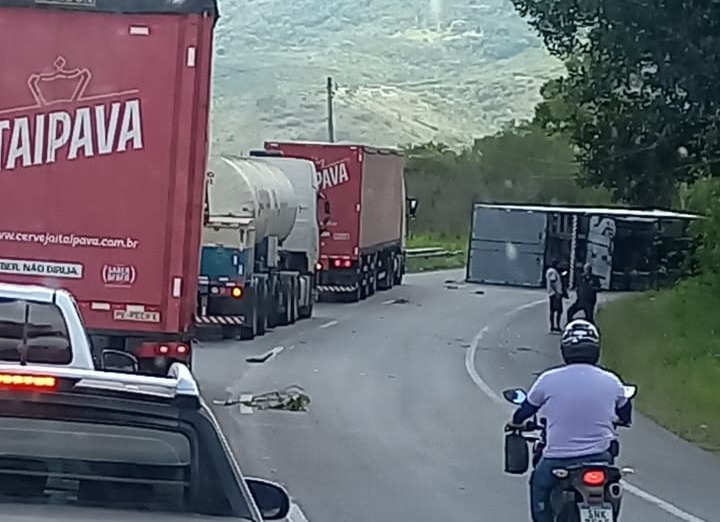 De acordo com a Polícia Rodoviária Federal (PRF), por causa do acidente, houve a interdição de uma das faixas de rolamento./Foto: Reprodução/ Redes sociais De acordo com a Polícia Rodoviária Federal (PRF), por causa do acidente, houve a interdição de uma das faixas de rolamento./Foto: Reprodução/ Redes sociais