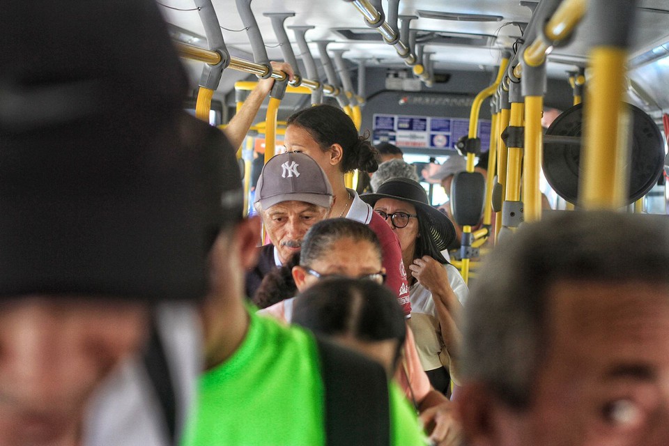 Os dados da SDS também indicou que houve aumento no número de casos de roubos a ônibus entre janeiro e dezembro de 2023 em comparação com o mesmo período de 2022