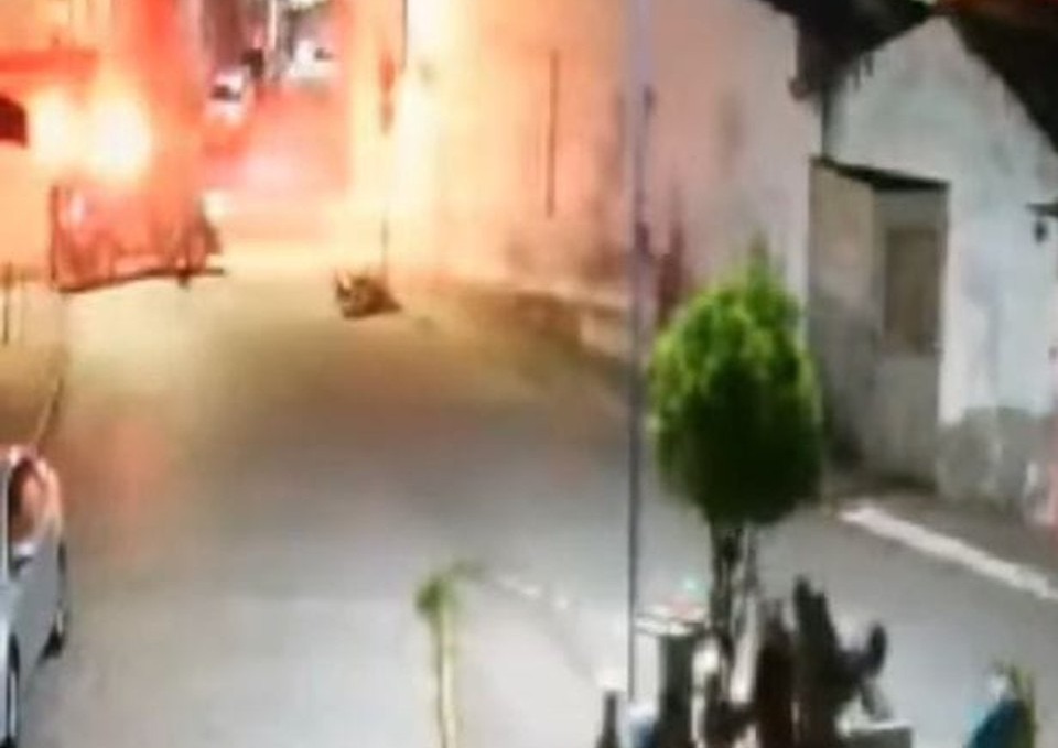 Uma câmera de videomonitoramento flagrou o momento em que a viatura persegue os suspeitos; criminosos conseguem fugir e acabam gerando pânico em populares que estavam reunidos em praça pública, em Glória do Goitá/Foto: Reprodução/Redes Sociais Uma câmera de videomonitoramento flagrou o momento em que a viatura persegue os suspeitos; criminosos conseguem fugir e acabam gerando pânico em populares que estavam reunidos em praça pública, em Glória do Goitá/Foto: Reprodução/Redes Sociais