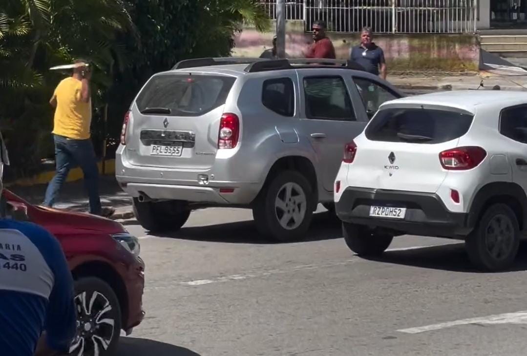 De acordo a testemunha que registrou a briga de trânsito, trata-se de um motorista de van escolar/Foto: reprodução/Instagram De acordo a testemunha que registrou a briga de trânsito, trata-se de um motorista de van escolar/Foto: reprodução/Instagram