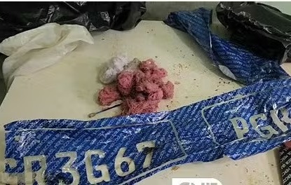Os agentes identificaram no local uma prensa usada para produção e placas prontas com numerações e letras/Foto: Divulgação Os agentes identificaram no local uma prensa usada para produção e placas prontas com numerações e letras/Foto: Divulgação