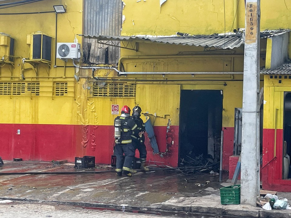 A população foi orientada novamente a chamar o CBMPE caso haja fumaça e reignição das chamas/Foto: Romulo Chico/DP A população foi orientada novamente a chamar o CBMPE caso haja fumaça e reignição das chamas/Foto: Romulo Chico/DP