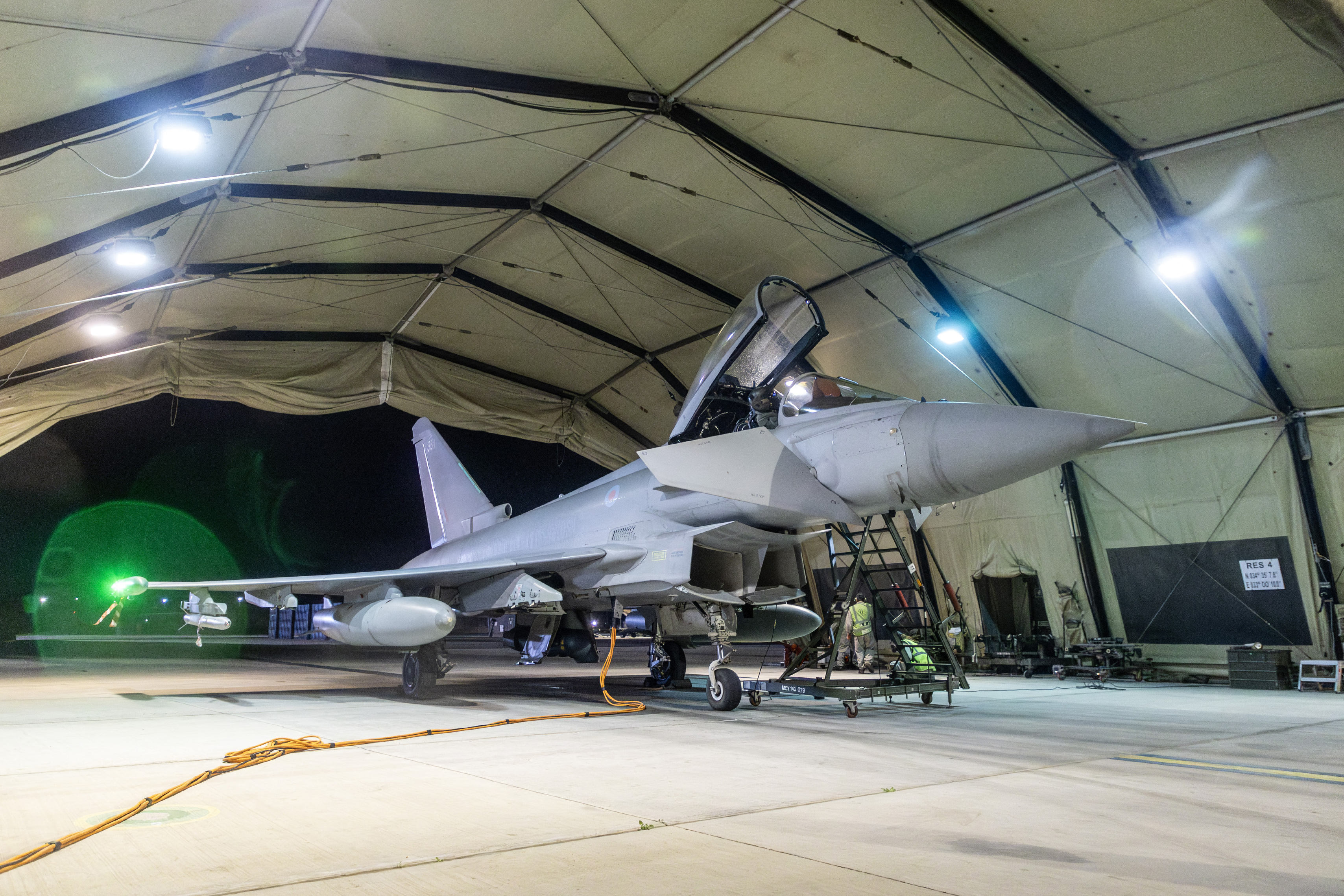 Avião Typhoon para RAF Akrotiri perto de Limassol, em Chipre, após atingir alvos militares no Iêmen/Crédito: SGT LEE GODDARD / MOD / AFP Avião Typhoon para RAF Akrotiri perto de Limassol, em Chipre, após atingir alvos militares no Iêmen/Crédito: SGT LEE GODDARD / MOD / AFP