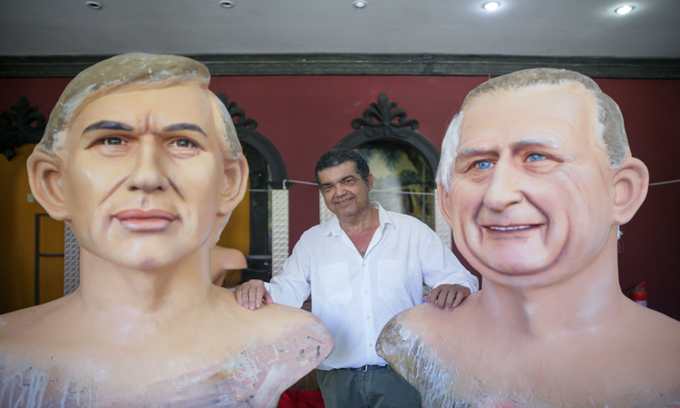 Os bonecos do Rei Charles III e de Ayrton Senna estão em fase de acabamento para participarem da folia/Foto: Rafael Vieira/DP Fotos