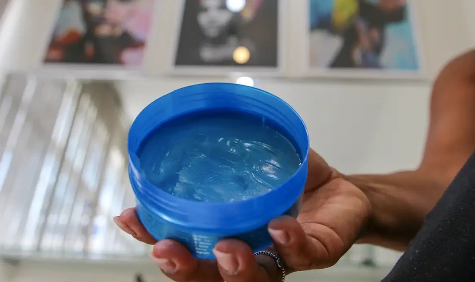 É preciso ter cuidado, nem todos estes cosméticos podem fazer bem, seja para a saúde dos olhos ou da pele.