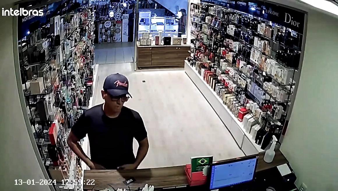 Assaltante levou perfumes de loja de shopping e foi preso depois/Foto:Redes Sociais