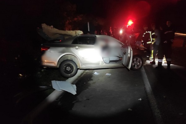 Corolla ficou destruído após bater em rodotrem