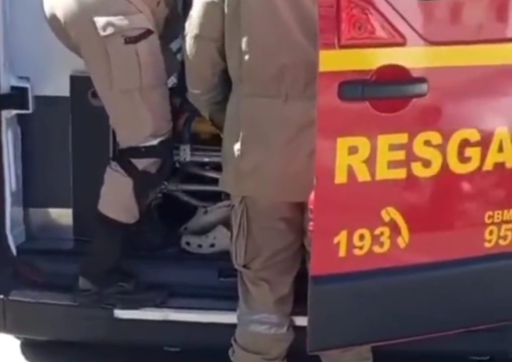 Um vídeo que circula nas redes sociais mostra o momento em que uma das vítimas é socorrida pelo Corpo de Bombeiros Militar de Pernambuco (CBMPE)/Foto: Reprodução/Redes sociais Um vídeo que circula nas redes sociais mostra o momento em que uma das vítimas é socorrida pelo Corpo de Bombeiros Militar de Pernambuco (CBMPE)/Foto: Reprodução/Redes sociais