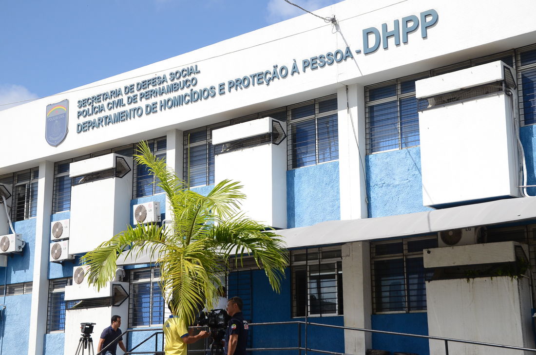 Tanto a vítima, quanto os autores do crime, foram conduzidos ao DHPP, no bairro do Cordeiro, na Zona Oeste do Recife/Foto: Arquivo Tanto a vítima, quanto os autores do crime, foram conduzidos ao DHPP, no bairro do Cordeiro, na Zona Oeste do Recife/Foto: Arquivo