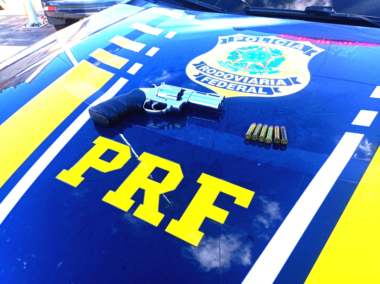 Além do veículo roubado, o suspeito também estava de posse de uma arma de fogo e munições/Foto: Divulgação/PRF