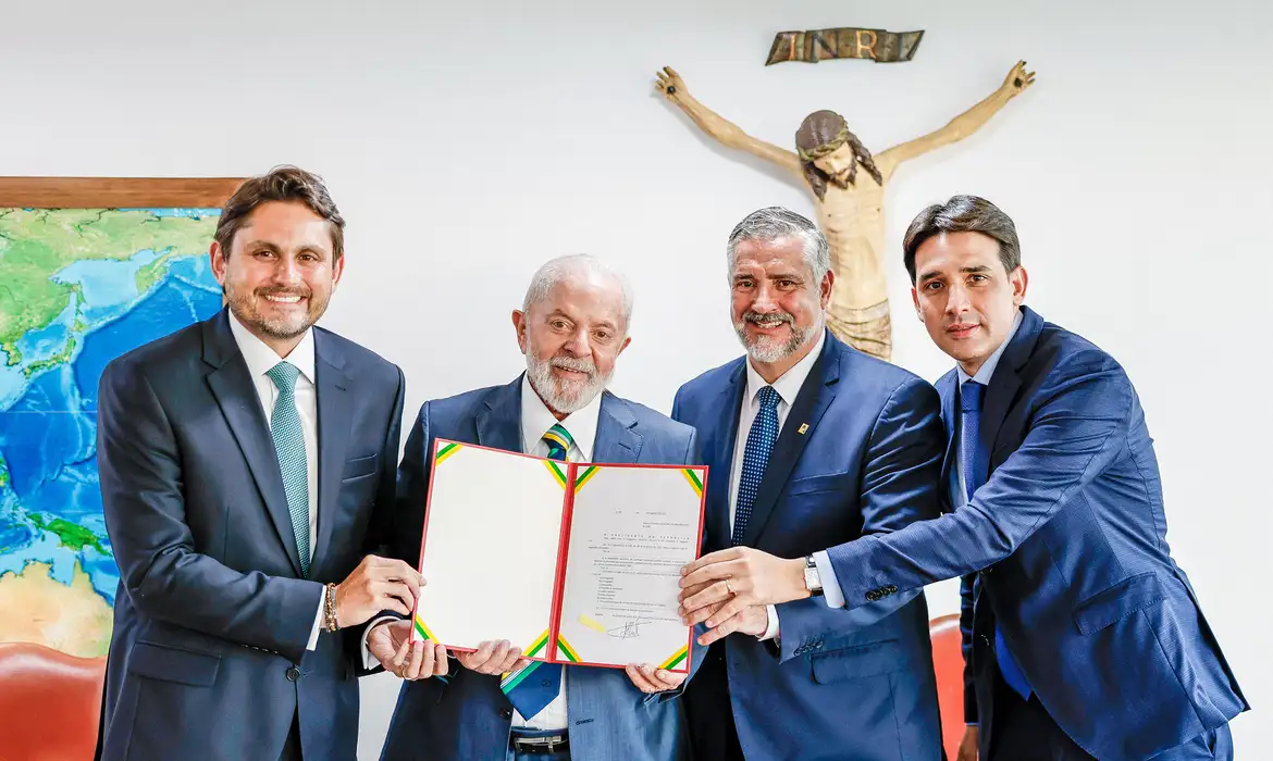 Nova regra amplia o limite de estações de rádio e televisão que podem ser operadas por cada empresa, passando para 20 emissoras/Foto: Ricardo Stuckert/PR Nova regra amplia o limite de estações de rádio e televisão que podem ser operadas por cada empresa, passando para 20 emissoras/Foto: Ricardo Stuckert/PR