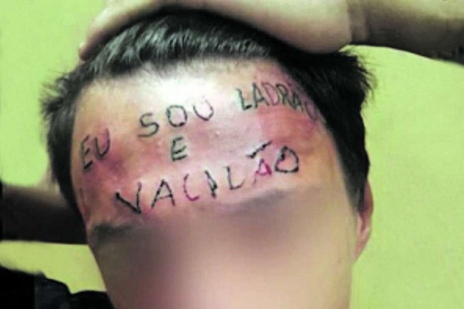 O jovem, na época com 17 anos, teve testa tatuada à força após tentar furtar uma bicicleta em 2017/foto: Reprodução/Redes sociais O jovem, na época com 17 anos, teve testa tatuada à força após tentar furtar uma bicicleta em 2017/foto: Reprodução/Redes sociais