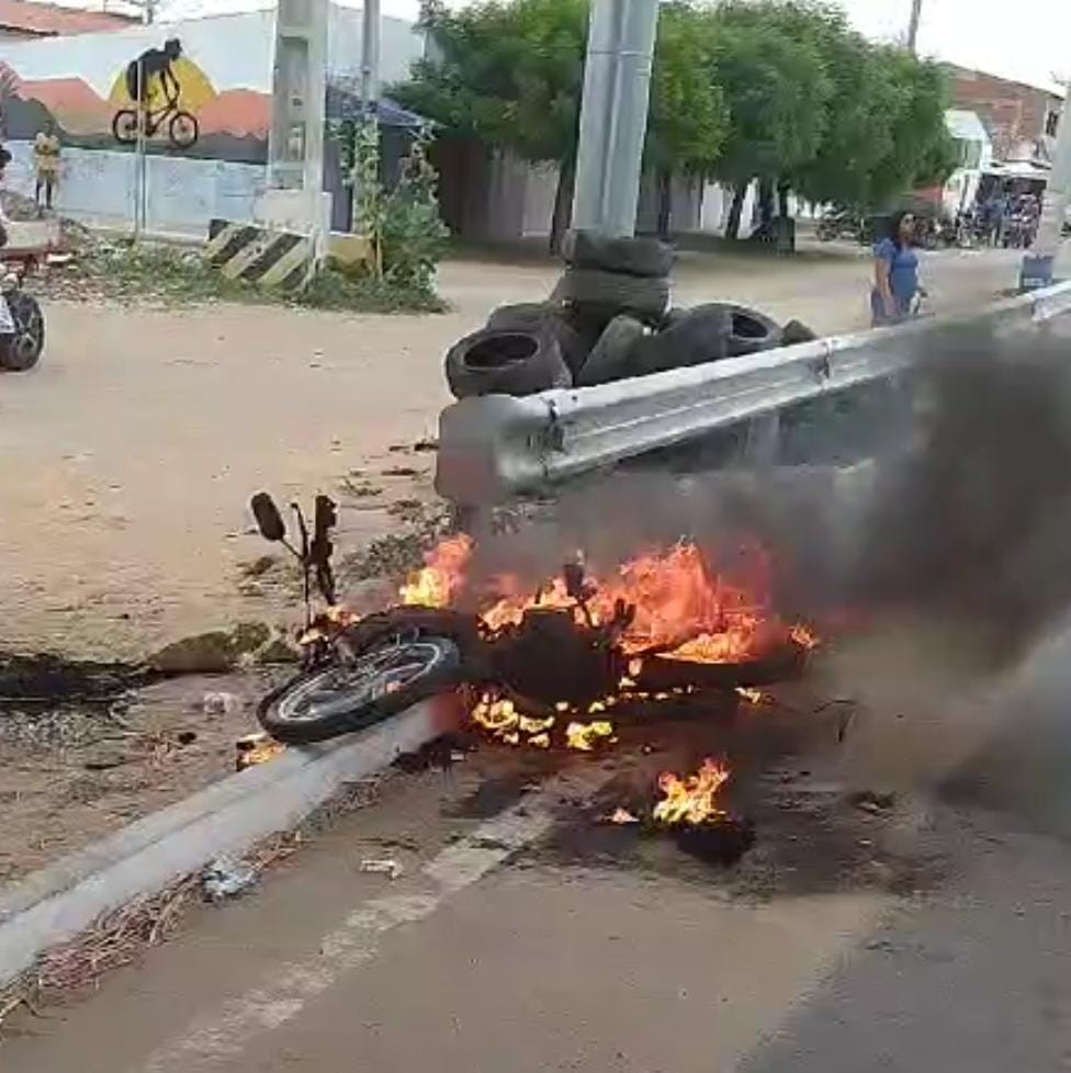 Moto foi incendiada pelo próprio condutor, que estava com documentos irregulares
