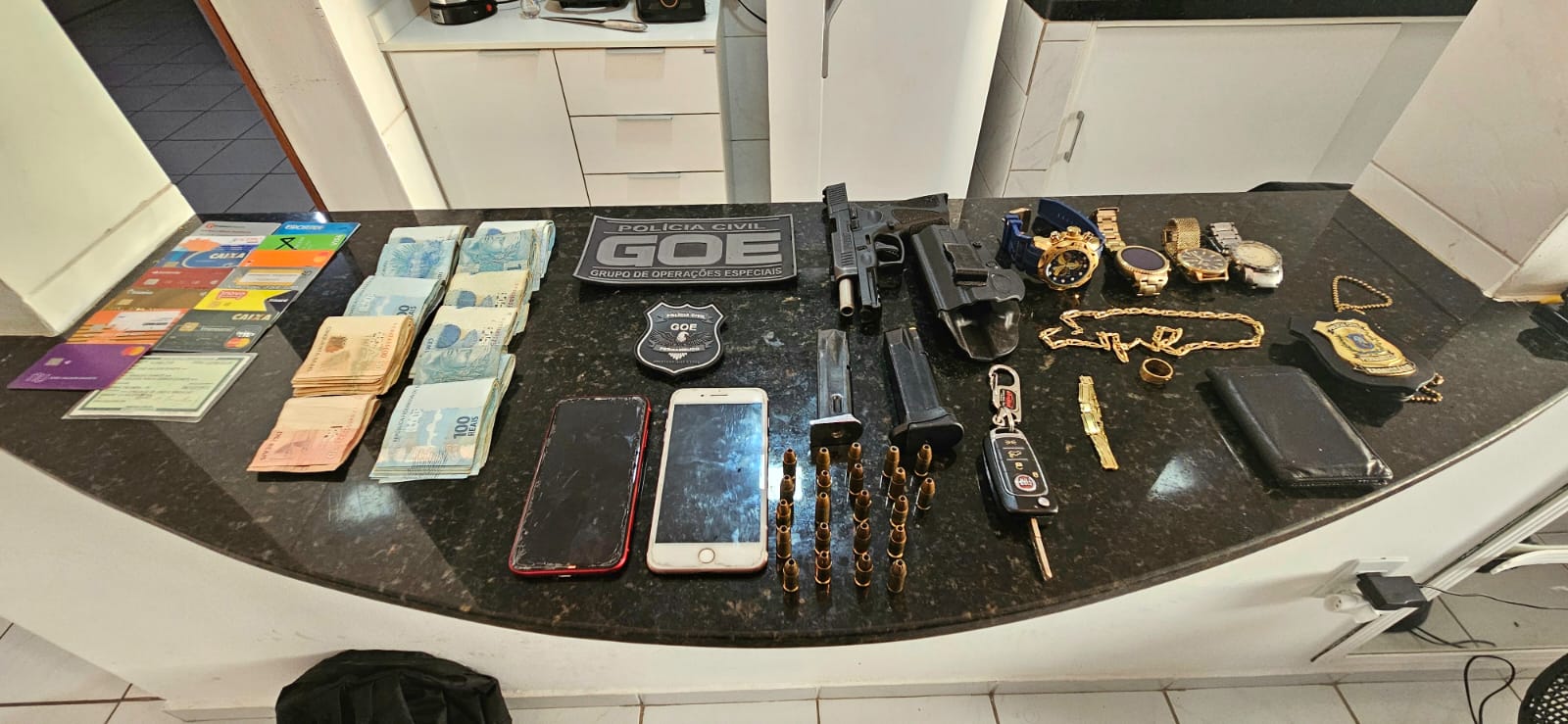 Joias, celulares e armas foram apreendidos/Foto: Polícia Civil Joias, celulares e armas foram apreendidos/Foto: Polícia Civil