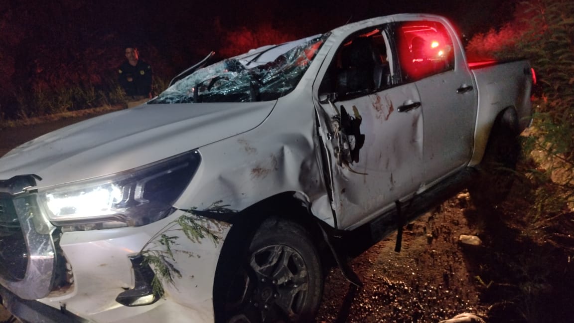 As vítimas que estavam na caminhonete Hilux morreram no local, na rodovia BR-232, em Pombos, no Agreste do Estado/Foto: Divulgação/PRF As vítimas que estavam na caminhonete Hilux morreram no local, na rodovia BR-232, em Pombos, no Agreste do Estado/Foto: Divulgação/PRF