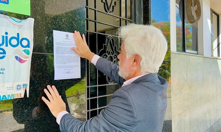 O Diretor de Fiscalização do Cremepe, Carlos Eduardo da Cunha fixou o documento de interdição do Hospital no início da tarde desta sexta (19)/Foto: Isabela Alencar/Cremepe O Diretor de Fiscalização do Cremepe, Carlos Eduardo da Cunha fixou o documento de interdição do Hospital no início da tarde desta sexta (19)/Foto: Isabela Alencar/Cremepe