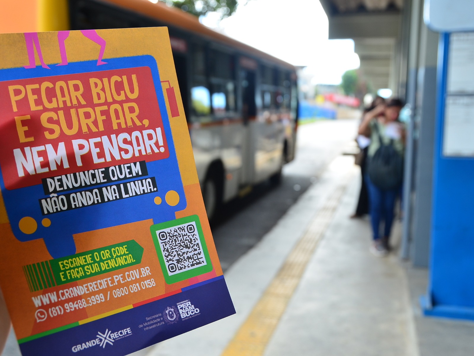 Ação alerta para risco de surfe em ônibus/Foto: Grande Recife Consórcio Ação alerta para risco de surfe em ônibus/Foto: Grande Recife Consórcio