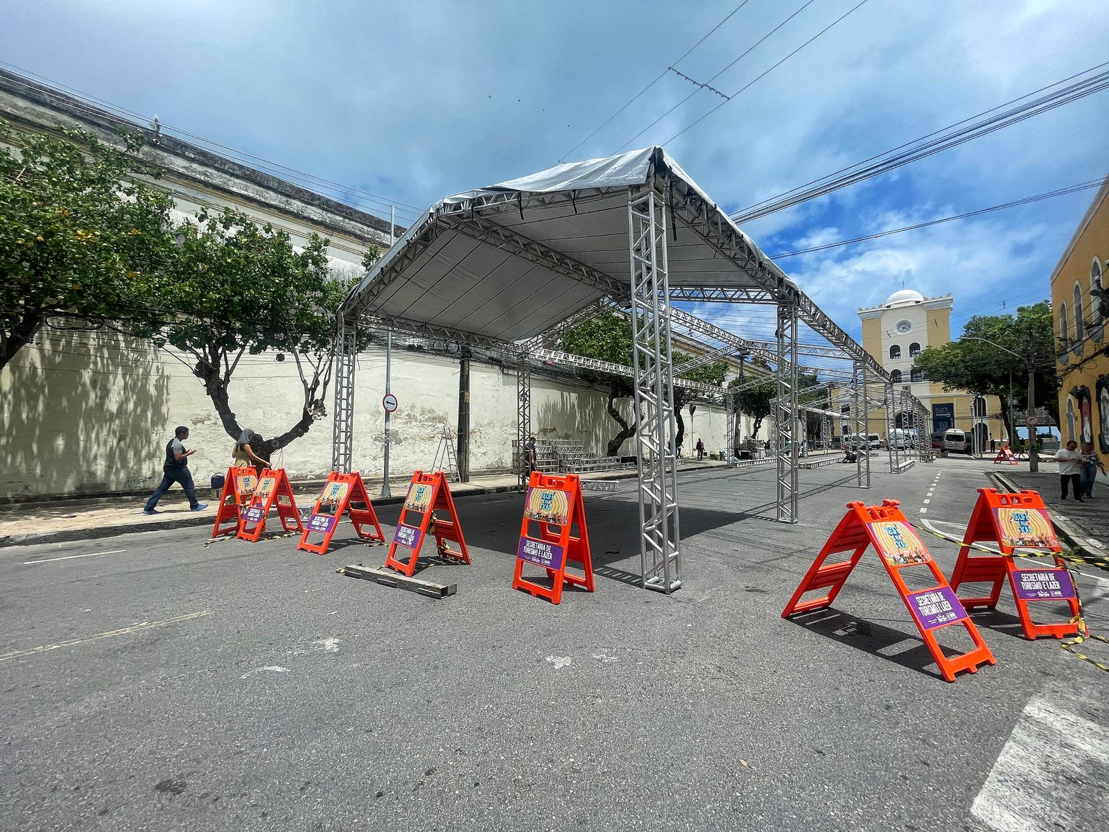 No Cais da Alfândega, na Rua do Observatório e no Marco Zero, as estruturas já começaram a ser montadas/Foto: Rômulo Chico/DP No Cais da Alfândega, na Rua do Observatório e no Marco Zero, as estruturas já começaram a ser montadas/Foto: Rômulo Chico/DP