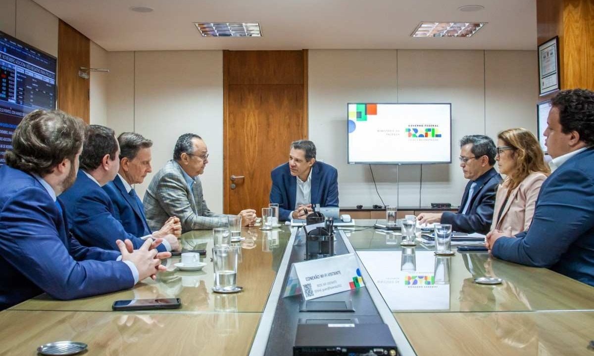 Ministro Fernando Haddad se reuniu com lideranças da bancada evangélica no Congresso que se queixam da suspensão da isenção de tributos sobre rendimentos pagos por igrejas a religiosos/foto: Gustavo Raniere/Ministério da Fazenda Ministro Fernando Haddad se reuniu com lideranças da bancada evangélica no Congresso que se queixam da suspensão da isenção de tributos sobre rendimentos pagos por igrejas a religiosos/foto: Gustavo Raniere/Ministério da Fazenda