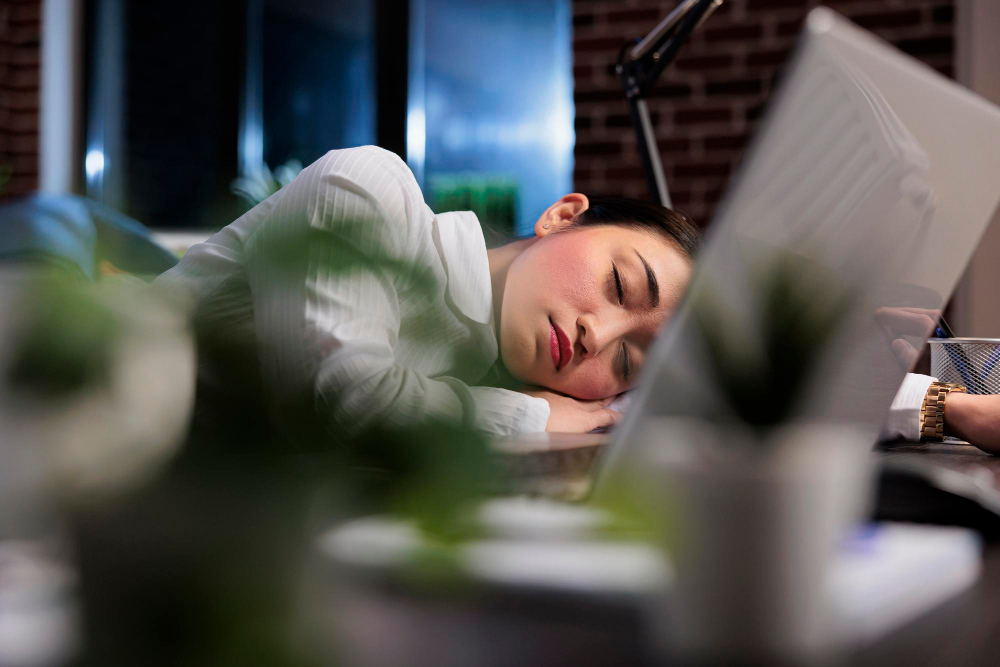 Gerente executivo cansado com síndrome de burnout dormindo no trabalho por causa da fadiga extrema/Crédito: Freepik Gerente executivo cansado com síndrome de burnout dormindo no trabalho por causa da fadiga extrema/Crédito: Freepik